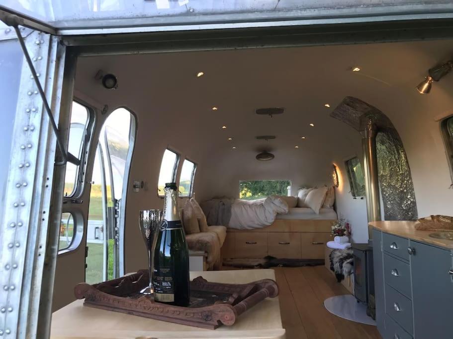 Airstream, Vintage American Caravan & Hottub Ашбертон Экстерьер фото