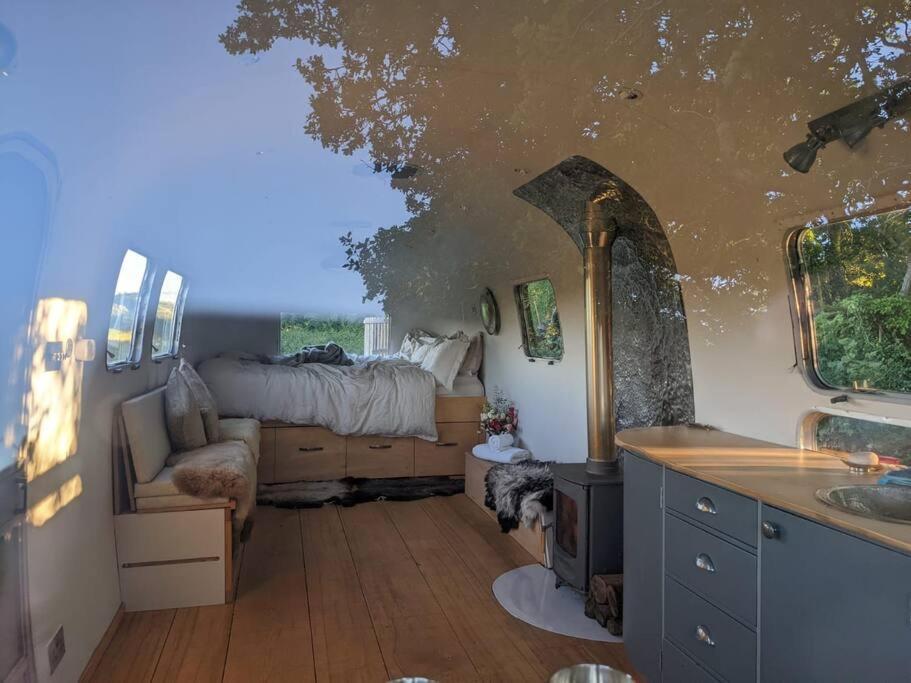 Airstream, Vintage American Caravan & Hottub Ашбертон Экстерьер фото