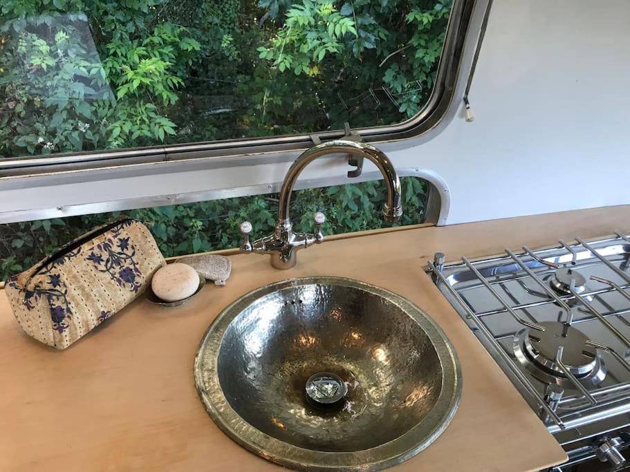 Airstream, Vintage American Caravan & Hottub Ашбертон Экстерьер фото