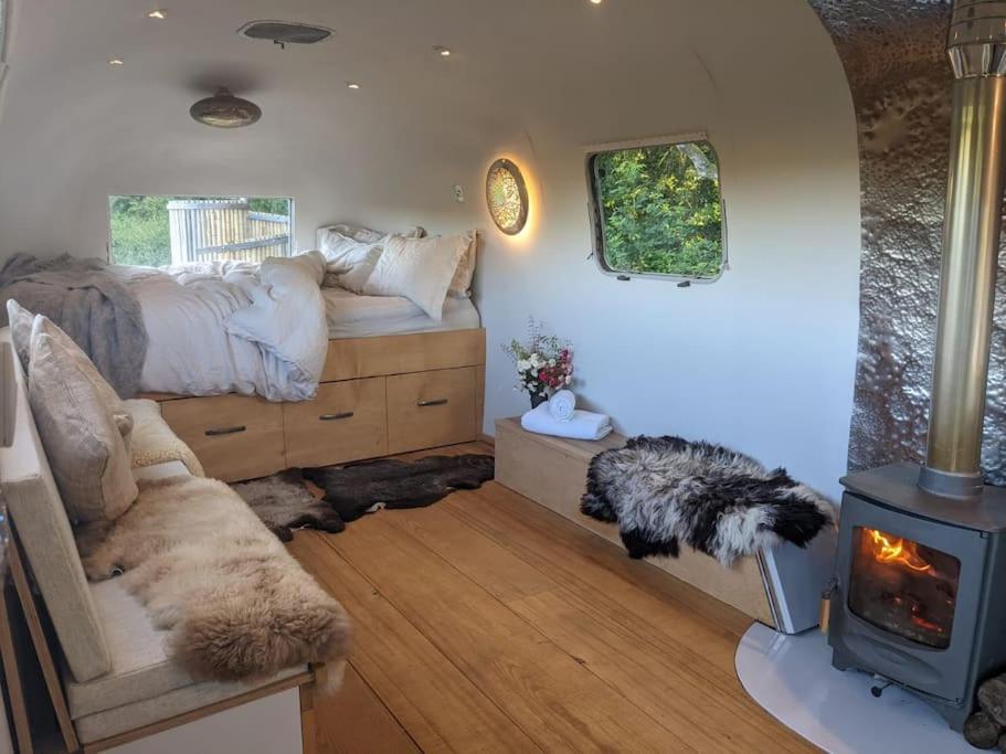 Airstream, Vintage American Caravan & Hottub Ашбертон Экстерьер фото