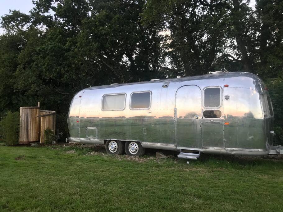 Airstream, Vintage American Caravan & Hottub Ашбертон Экстерьер фото
